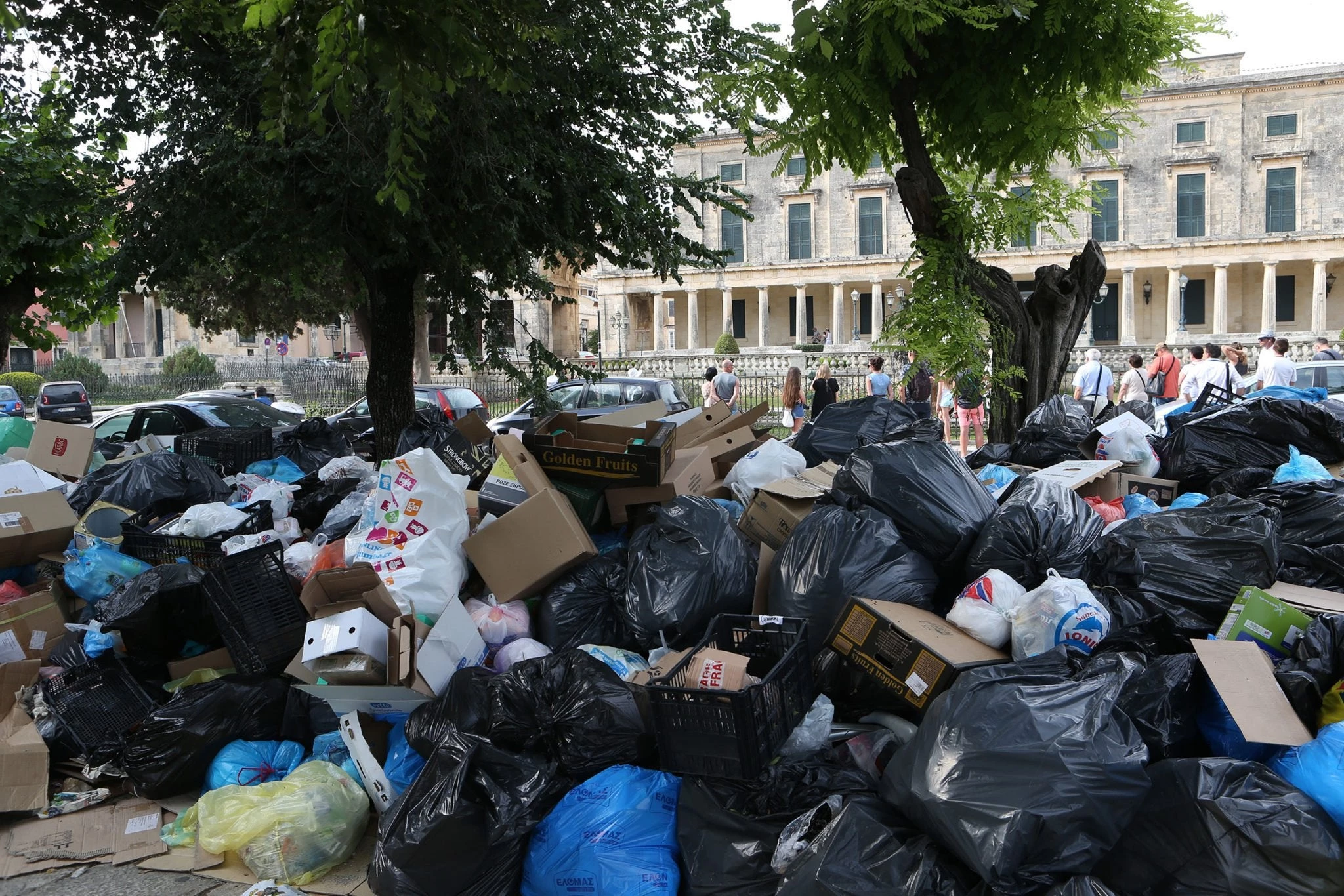 Στο νοσοκομείο με σταφυλόκοκκο μαθητές εξαιτίας των σκουπιδιών στην Κέρκυρα (βίντεο)